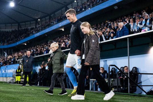 Malmö FFs Søren Rieks kommer ut till medaljceremonin