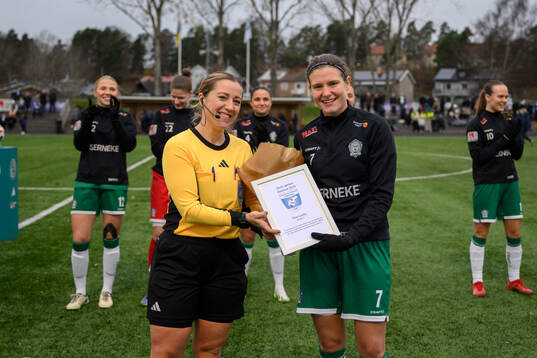 Alingsås Tove Lorén tar emot ett pris för årets spelare