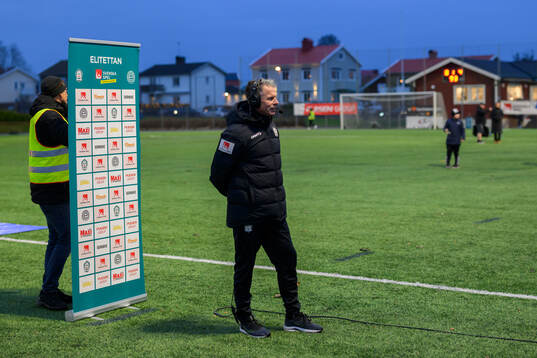 Alingsås huvudtränare Joakim Carlsson intervjuvas