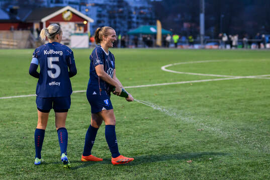 Malmö FFs Sanna Kullberg och Lovisa Gustafsson jublar
