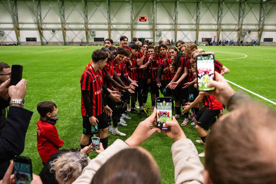 Brommapojkarnas spelare jublar