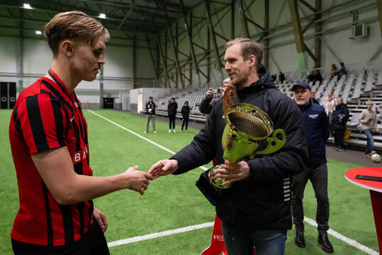 Brommapojkarnas Viggo Elfström tar emot mästarpokalen av