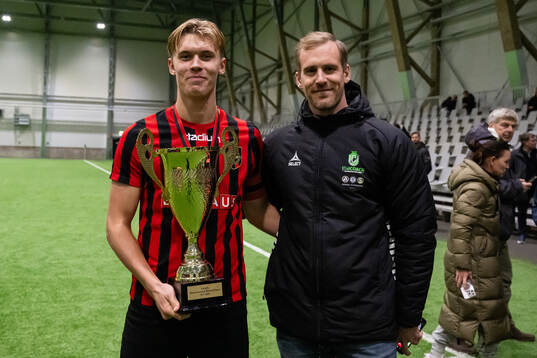 Brommapojkarnas Viggo Elfström tar emot mästarpokalen av