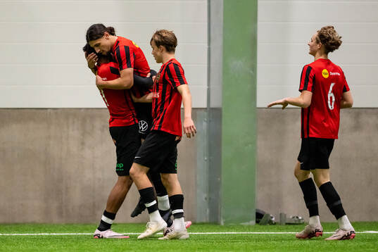 Brommapojkarnas Sion Oppong jublar med David Isso