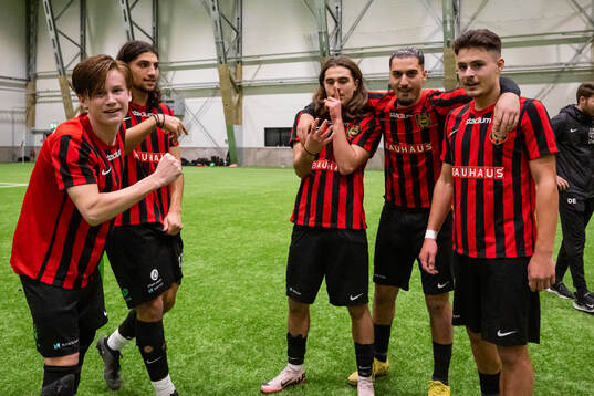 Brommapojkarnas spelare och ledare jublar