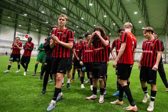 Brommapojkarnas spelare och ledare jublar