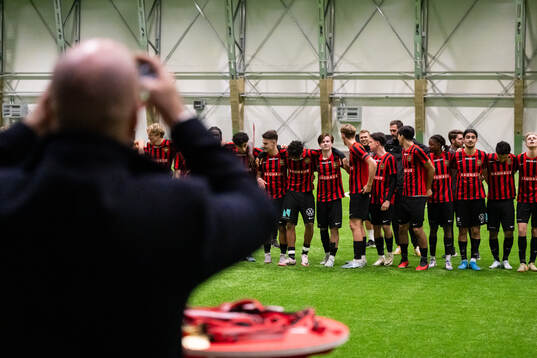 Brommapojkarnas spelare och ledare jublar