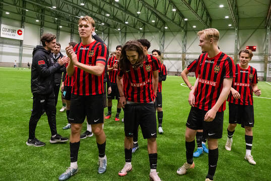 Brommapojkarnas spelare och ledare jublar