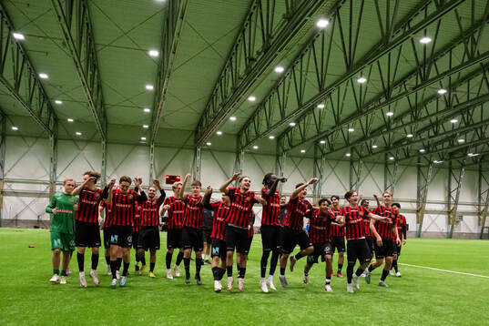 Brommapojkarnas spelare och ledare jublar