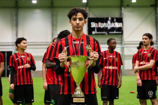 Brommapojkarnas spelare poserar med pokalen