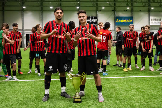 Brommapojkarnas spelare poserar med pokalen