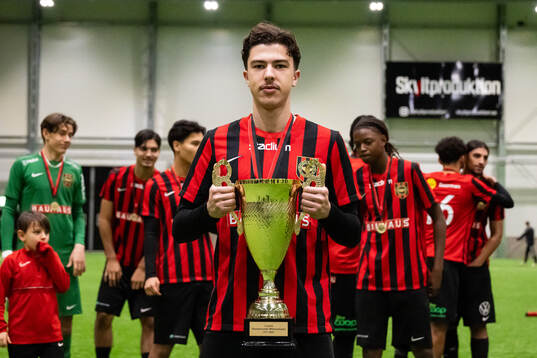 Brommapojkarnas spelare poserar med pokalen