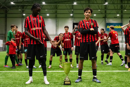 Brommapojkarnas spelare poserar med pokalen