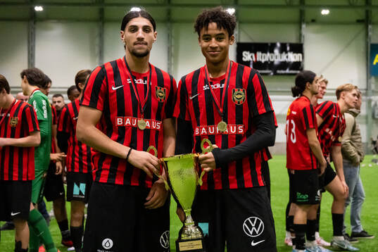 Brommapojkarnas spelare poserar med pokalen