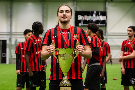 Brommapojkarnas spelare poserar med pokalen