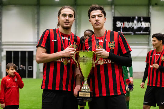 Brommapojkarnas spelare poserar med pokalen