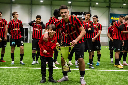 Brommapojkarnas spelare poserar med pokalen