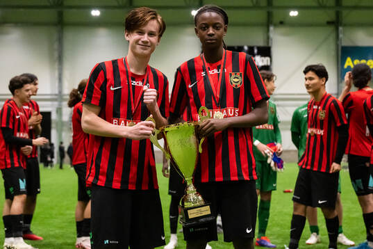 Brommapojkarnas spelare poserar med pokalen