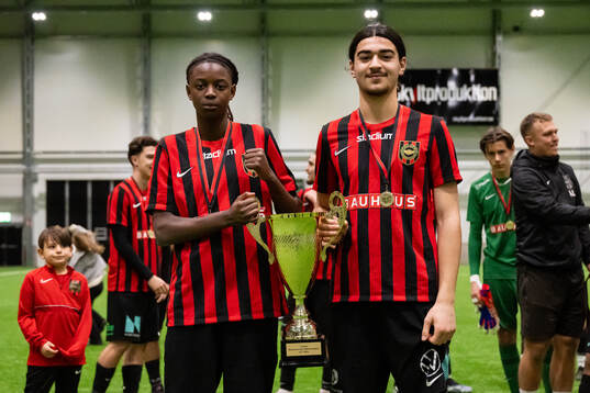 Brommapojkarnas spelare poserar med pokalen