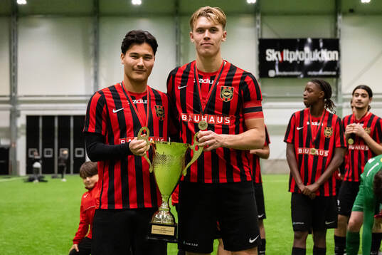 Brommapojkarnas spelare poserar med pokalen