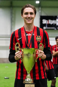 Brommapojkarnas spelare poserar med pokalen