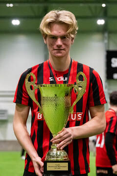 Brommapojkarnas spelare poserar med pokalen