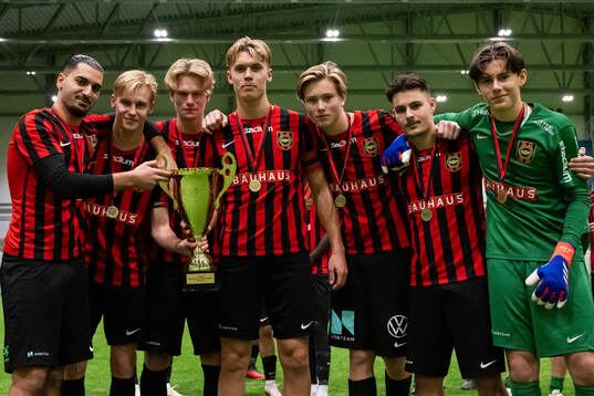 Brommapojkarnas spelare poserar med pokalen