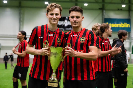 Brommapojkarnas spelare poserar med pokalen