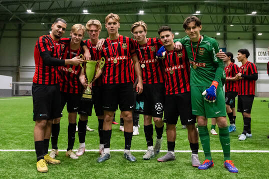 Brommapojkarnas spelare poserar med pokalen