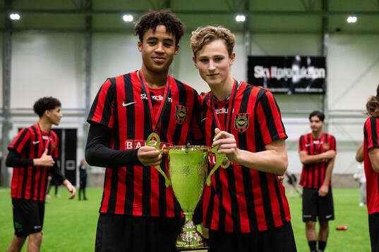 Brommapojkarnas spelare poserar med pokalen
