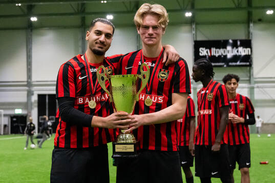 Brommapojkarnas spelare poserar med pokalen