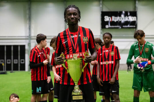 Brommapojkarnas spelare poserar med pokalen