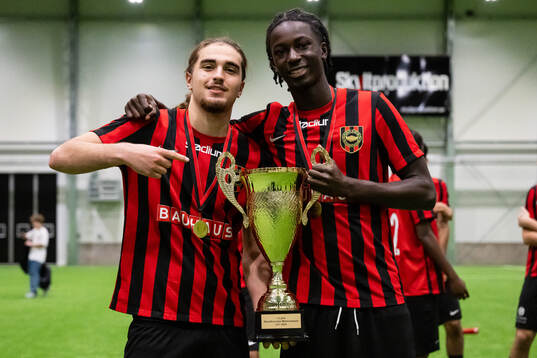 Brommapojkarnas spelare poserar med pokalen