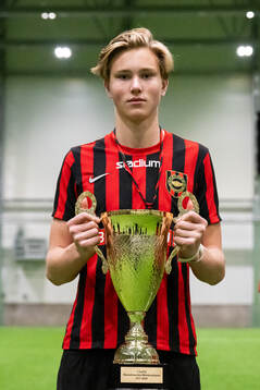Brommapojkarnas spelare poserar med pokalen