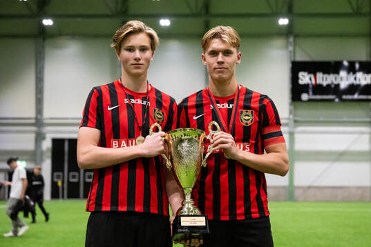 Brommapojkarnas spelare poserar med pokalen