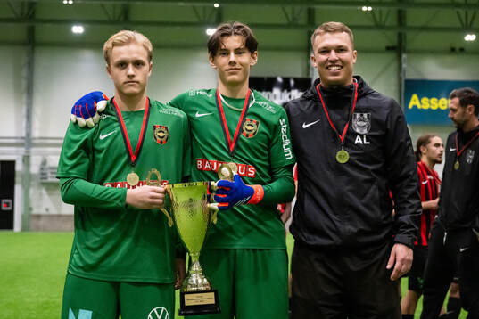 Brommapojkarnas spelare poserar med pokalen