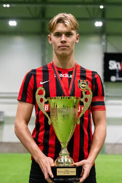 Brommapojkarnas spelare poserar med pokalen