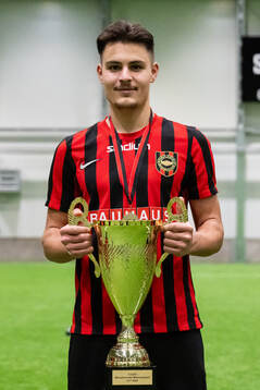 Brommapojkarnas spelare poserar med pokalen
