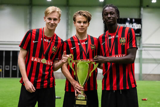 Brommapojkarnas spelare poserar med pokalen