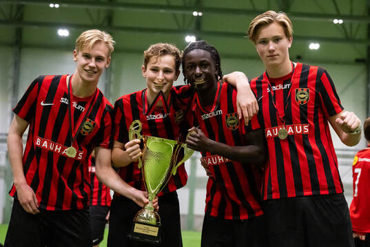 Brommapojkarnas spelare poserar med pokalen