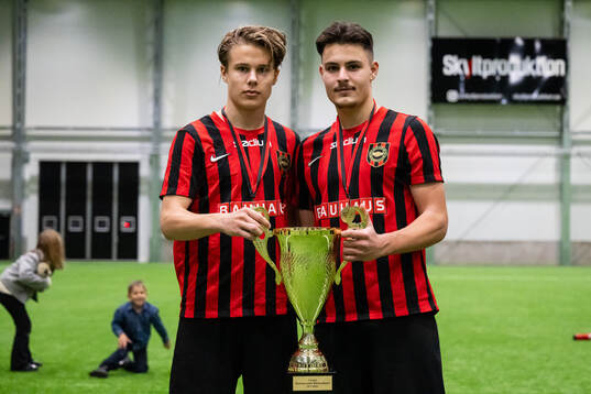Brommapojkarnas spelare poserar med pokalen