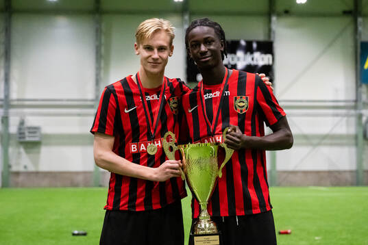Brommapojkarnas spelare poserar med pokalen