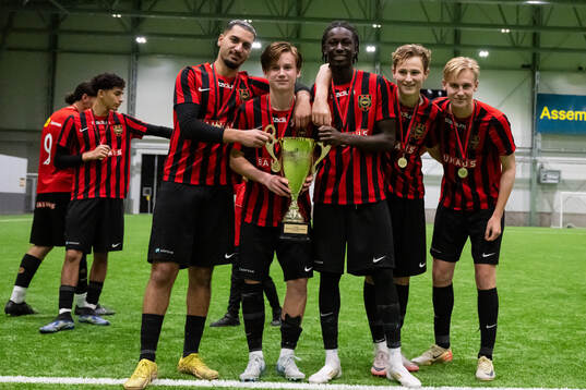 Brommapojkarnas spelare poserar med pokalen
