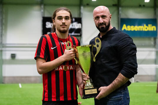 Brommapojkarnas spelare poserar med pokalen