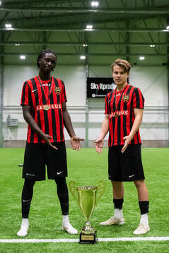 Brommapojkarnas spelare poserar med pokalen