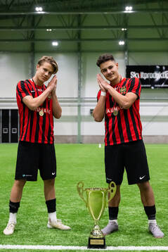 Brommapojkarnas spelare poserar med pokalen