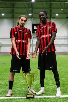 Brommapojkarnas spelare poserar med pokalen