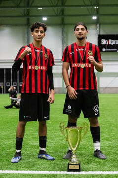 Brommapojkarnas spelare poserar med pokalen