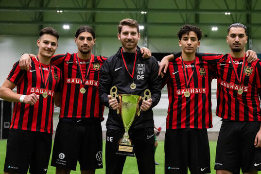 Brommapojkarnas spelare poserar med pokalen