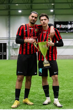 Brommapojkarnas spelare poserar med pokalen